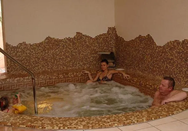 호텔 Kincsem Wellness Kisbér